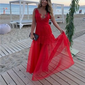 LUXXEL LACE GOWN SIZE SMALL